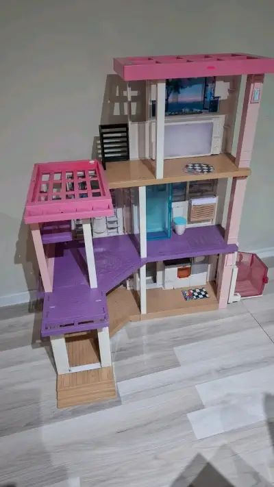 Casa de muñecas de tres pisos con terraza - miniatura 1