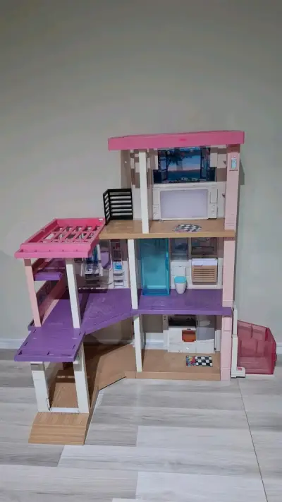 Casa de muñecas de tres pisos con terraza - miniatura 3