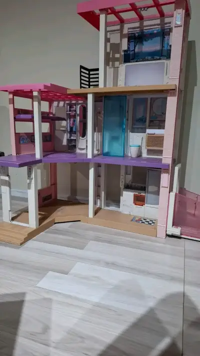 Casa de muñecas de tres pisos con terraza - miniatura 4
