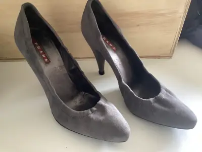 Zapatos de tacón gris Prada en buen estado - miniatura 1