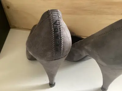 Zapatos de tacón gris Prada en buen estado - miniatura 2