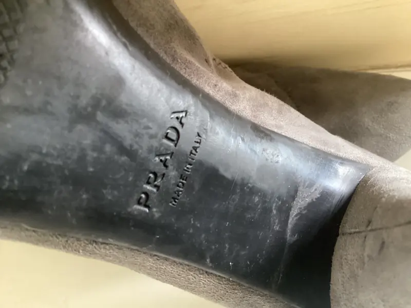 Zapatos de tacón gris Prada en buen estado - 3