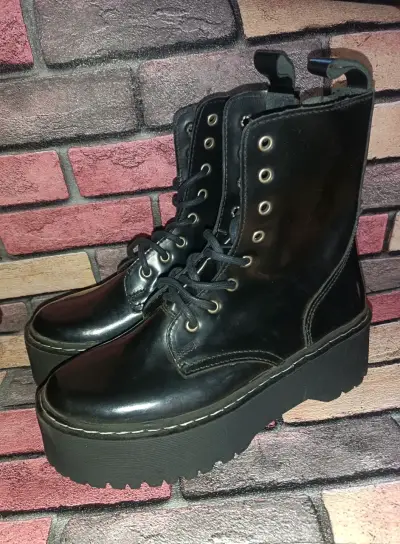 Botas negras de plataforma estilo militar - miniatura 1
