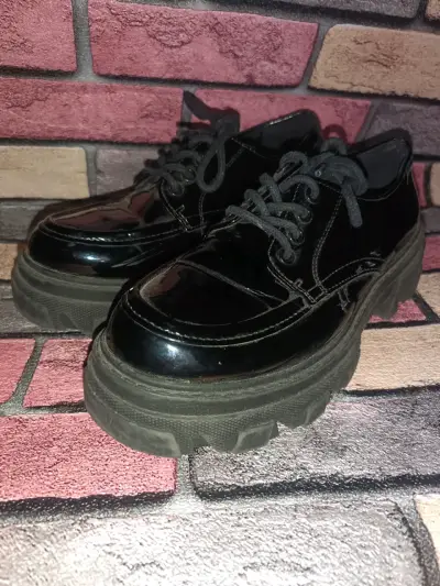 Zapatos de charol negro con plataforma gruesa - miniatura 1