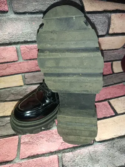 Zapatos de charol negro con plataforma gruesa - miniatura 2