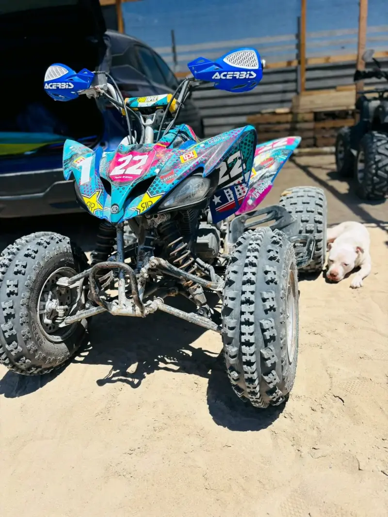 Cuatrimoto Yamaha deportiva con diseño colorido