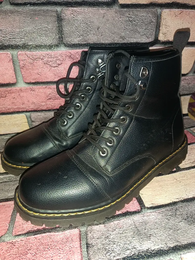Botas negras de cuero estilo militar - 1