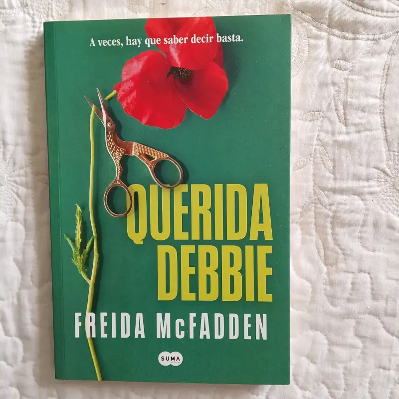 Libro Querida Debbie de Freida McFadden - 1