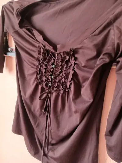Blusa marrón con detalles fruncidos - miniatura 1