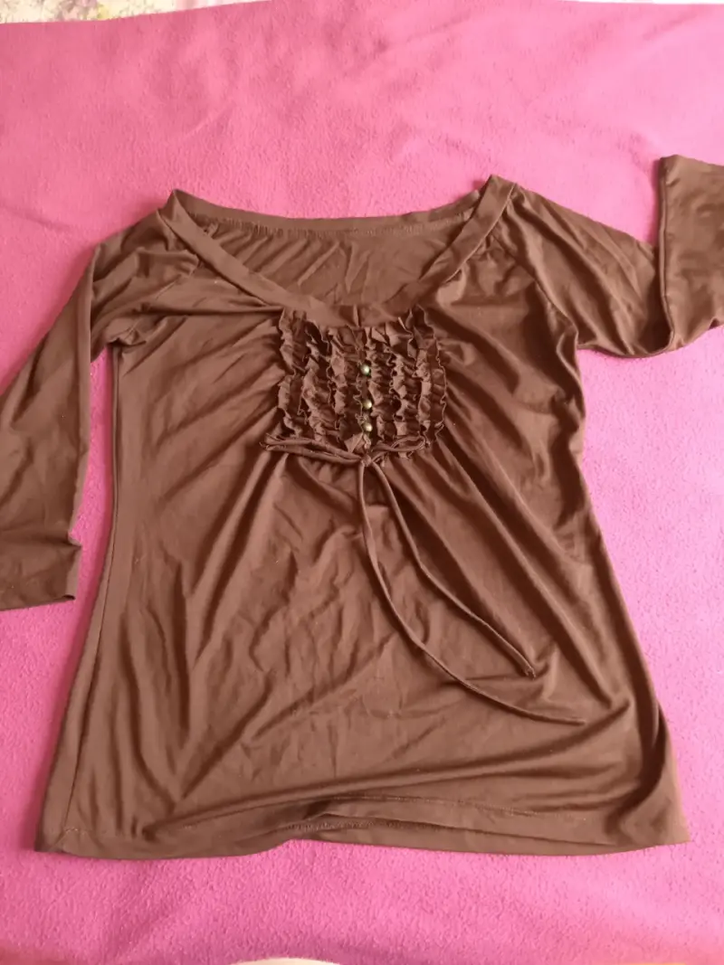 Blusa marrón con detalles fruncidos - 2