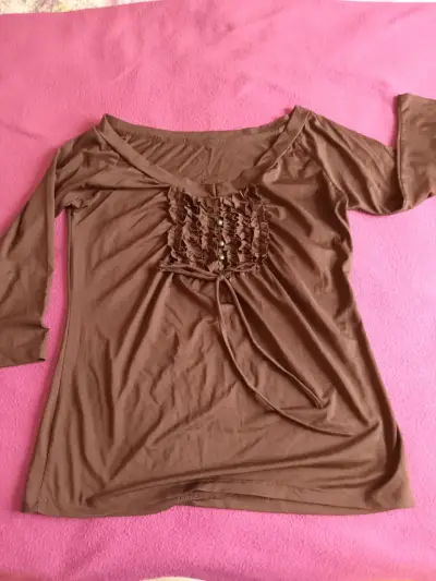 Blusa marrón con detalles fruncidos - miniatura 2
