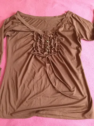 Blusa marrón con detalles fruncidos - miniatura 3
