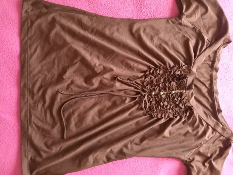 Blusa marrón con detalles fruncidos - 4