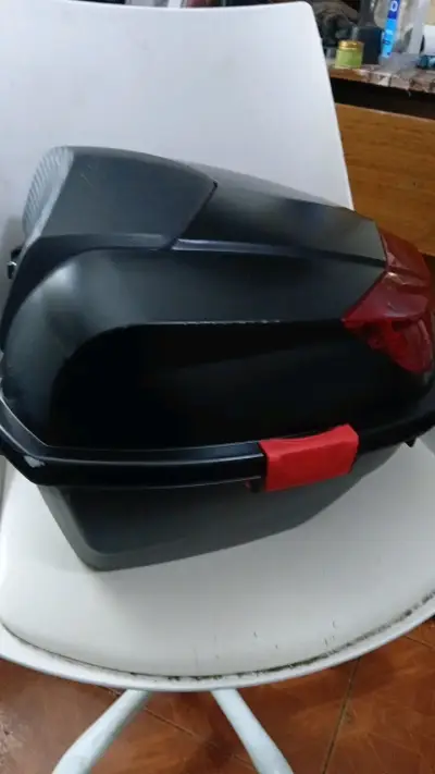 Baúl trasero para moto negro con reflectores - miniatura 1