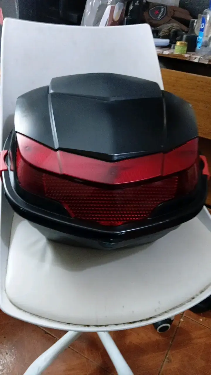 Baúl trasero para moto negro con reflectores - 2