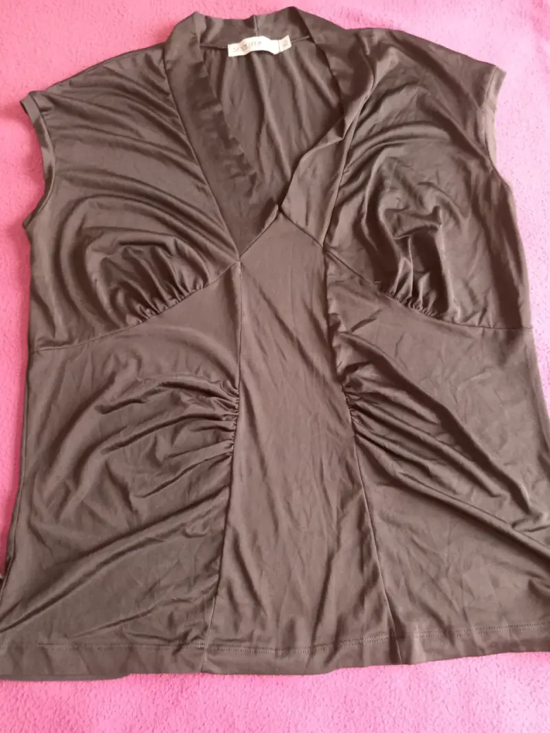 Blusa marrón sin mangas con diseño cruzado - 2