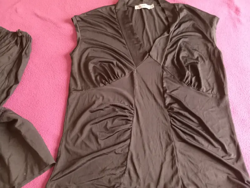 Blusa marrón sin mangas con diseño cruzado - 3