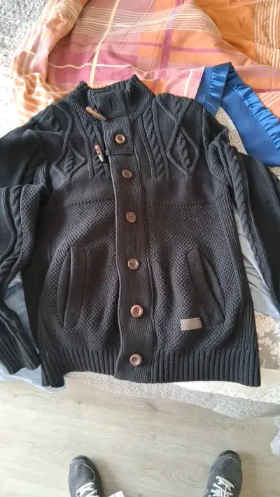 Chaqueta de punto negra con botones de madera - miniatura 1