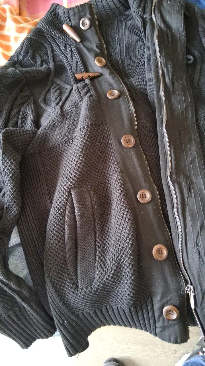 Chaqueta de punto negra con botones de madera - 3
