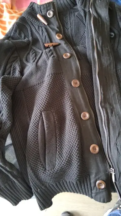 Chaqueta de punto negra con botones de madera - miniatura 3