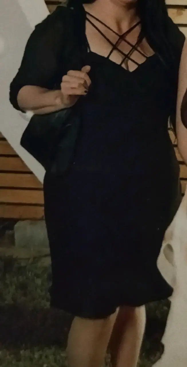 Vestido negro elegante con diseño de tirantes