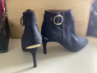 Botines de tacón azul marino con hebilla Calvin Klein - miniatura 1