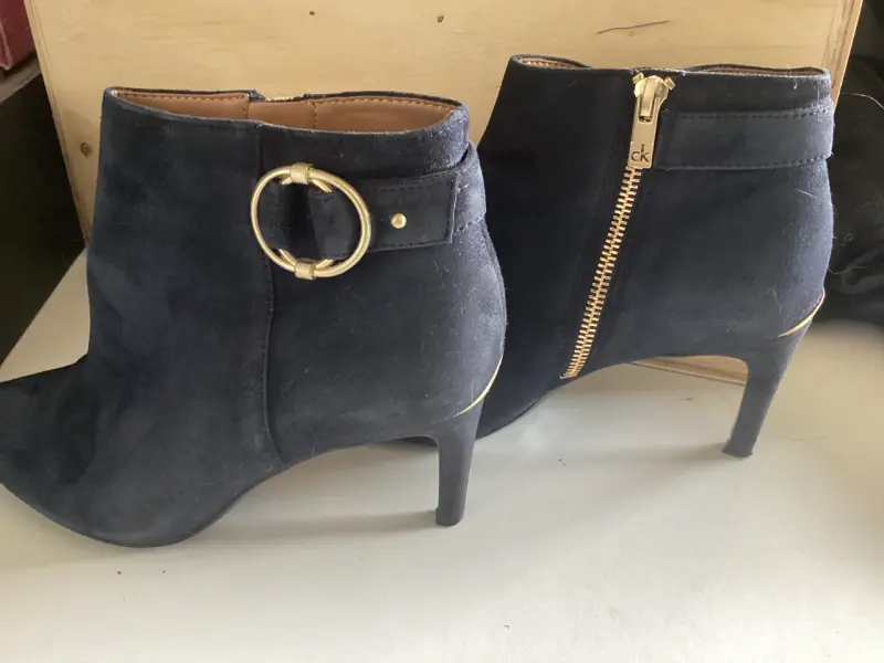 Botines de tacón azul marino con hebilla Calvin Klein - 2