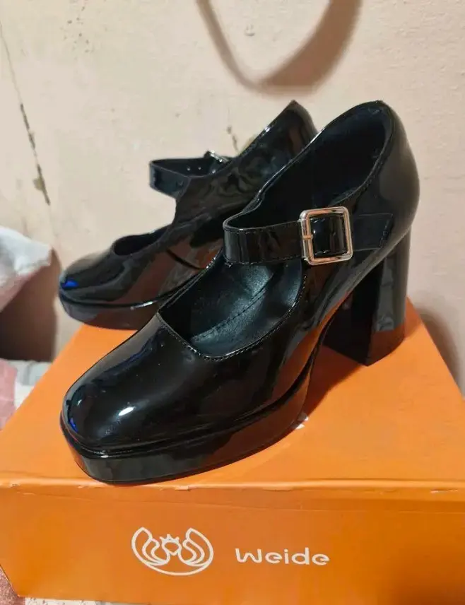 Zapatos de tacón negro Weide con hebilla