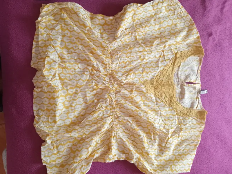 Blusa amarilla con encaje para mujer