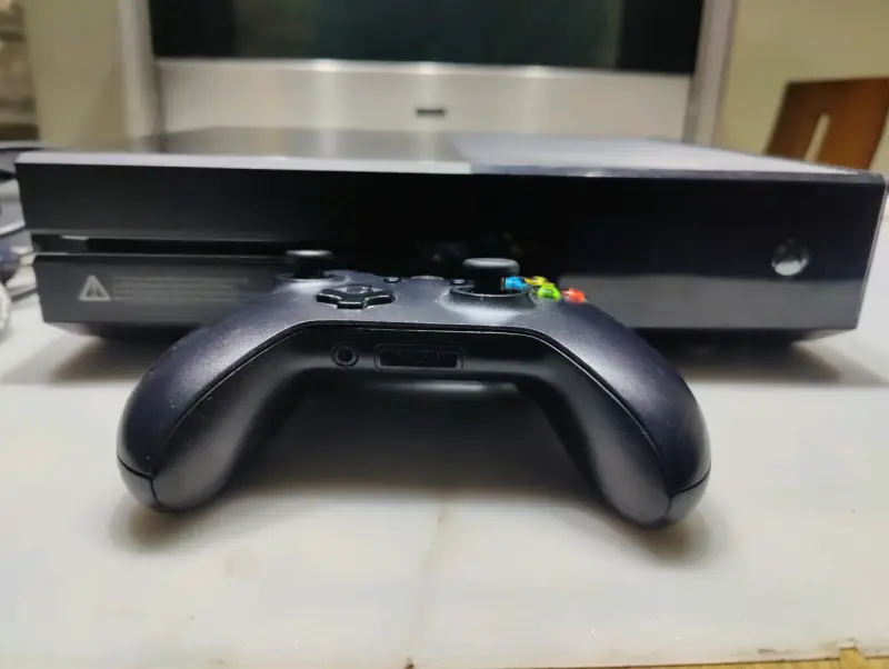 Consola Xbox One con Monitor Samsung y Control - 3