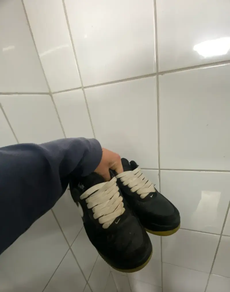 Zapatillas deportivas negras con logo blanco - 1