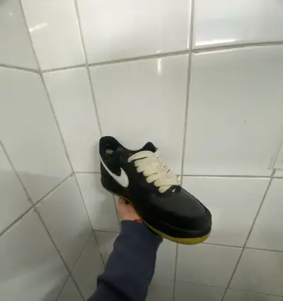 Zapatillas deportivas negras con logo blanco - miniatura 2