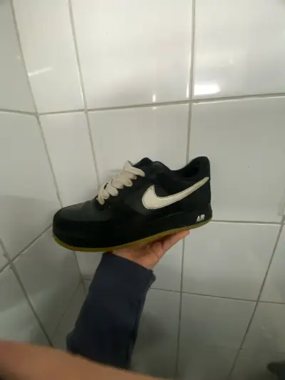 Zapatillas deportivas negras con logo blanco - miniatura 3