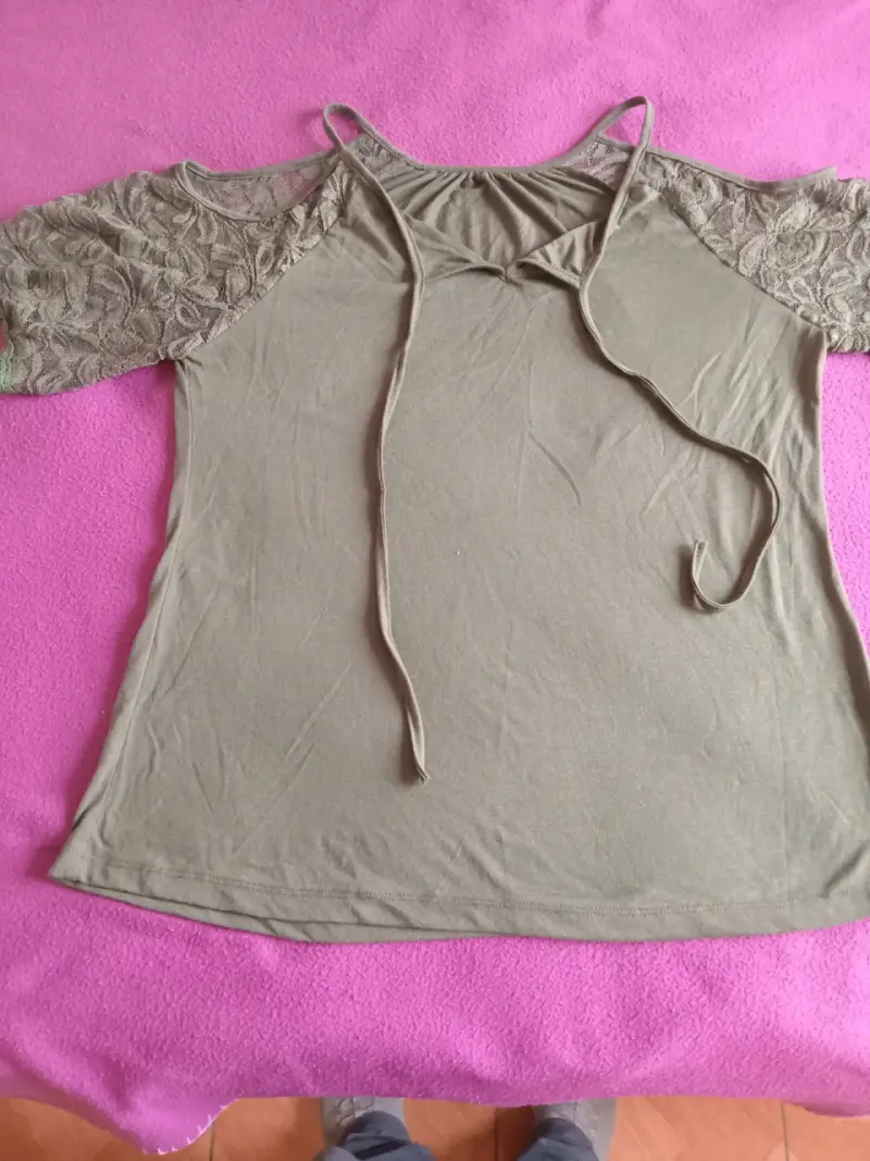 Blusa de mujer con encaje en mangas - 1