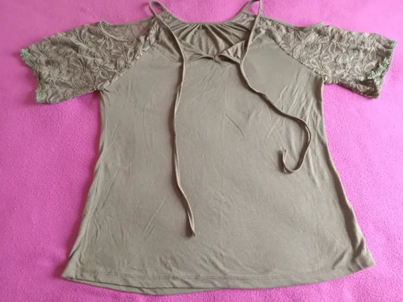 Blusa de mujer con encaje en mangas - 2