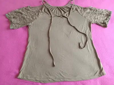 Blusa de mujer con encaje en mangas - miniatura 2
