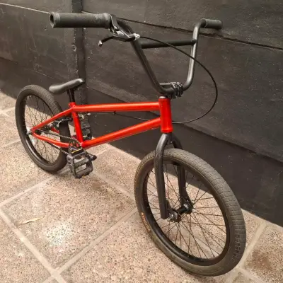 Bicicleta BMX roja para acrobacias - miniatura 1