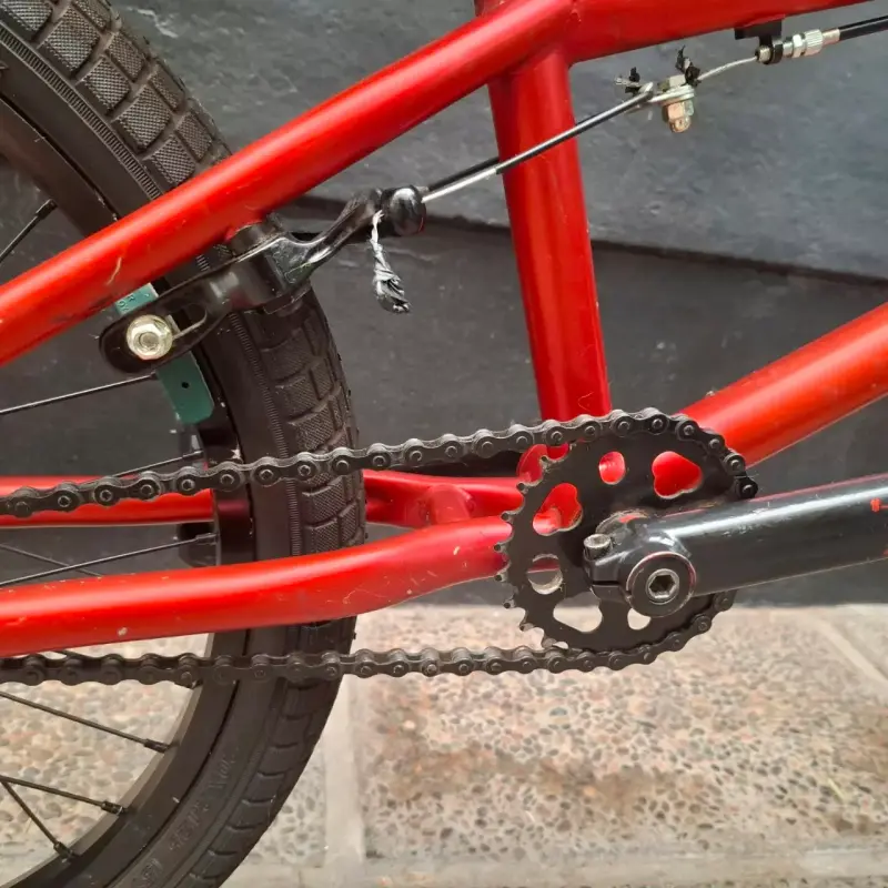 Bicicleta BMX roja para acrobacias - 2