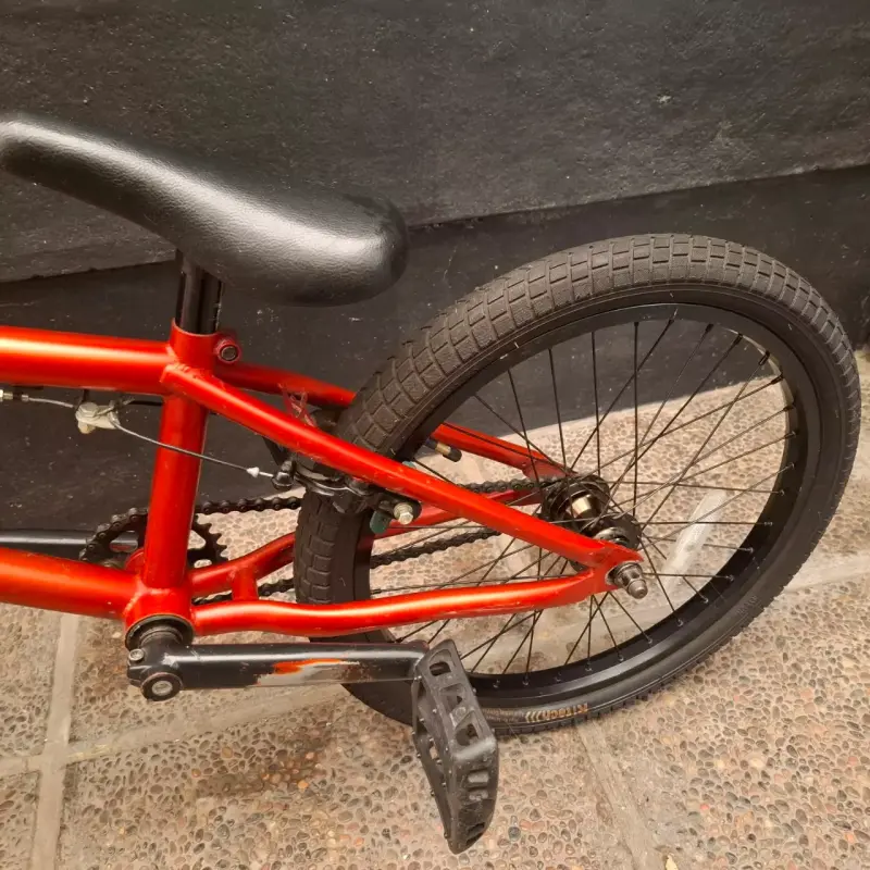 Bicicleta BMX roja para acrobacias - 3