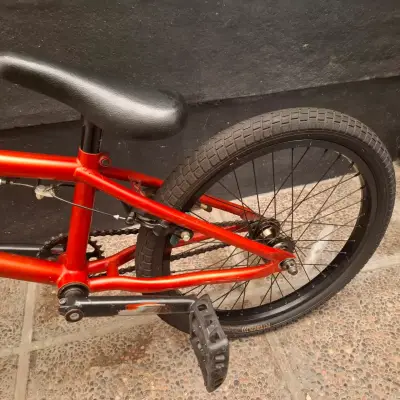 Bicicleta BMX roja para acrobacias - miniatura 3