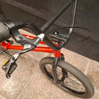 Bicicleta BMX roja para acrobacias - miniatura 4