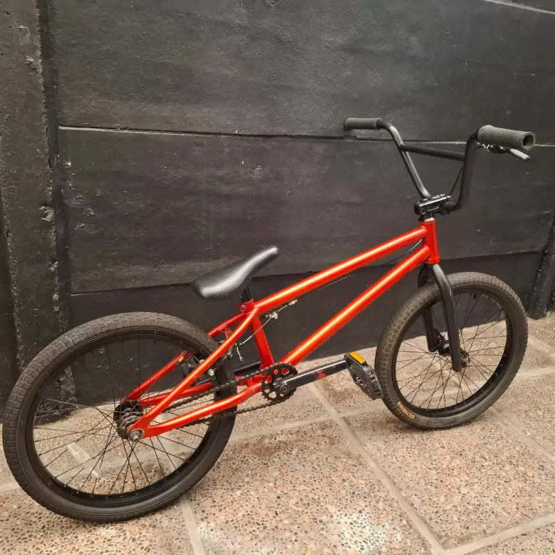 Bicicleta BMX roja para acrobacias - 5
