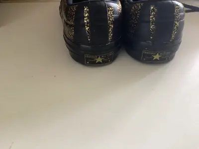 Zapatillas converse  negras con diseño dorado - miniatura 1