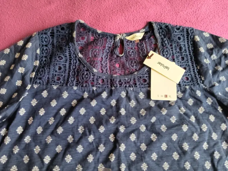 Blusa azul con encaje y estampado floral - 1