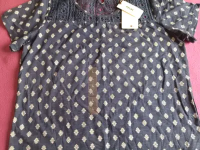 Blusa azul con encaje y estampado floral - miniatura 2