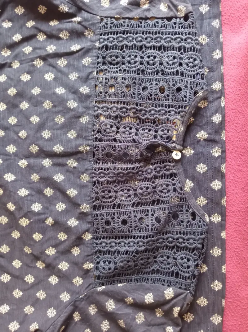 Blusa azul con encaje y estampado floral - 3