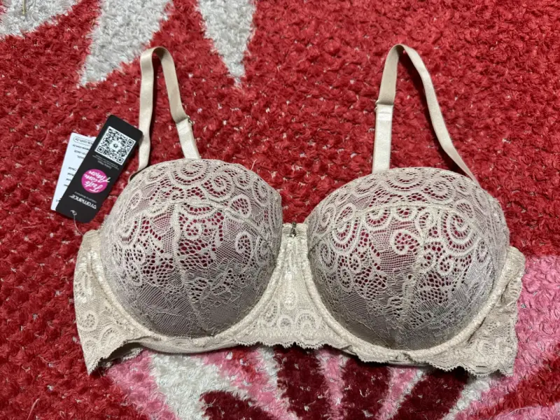Sostén de encaje beige con tirantes ajustables - 1