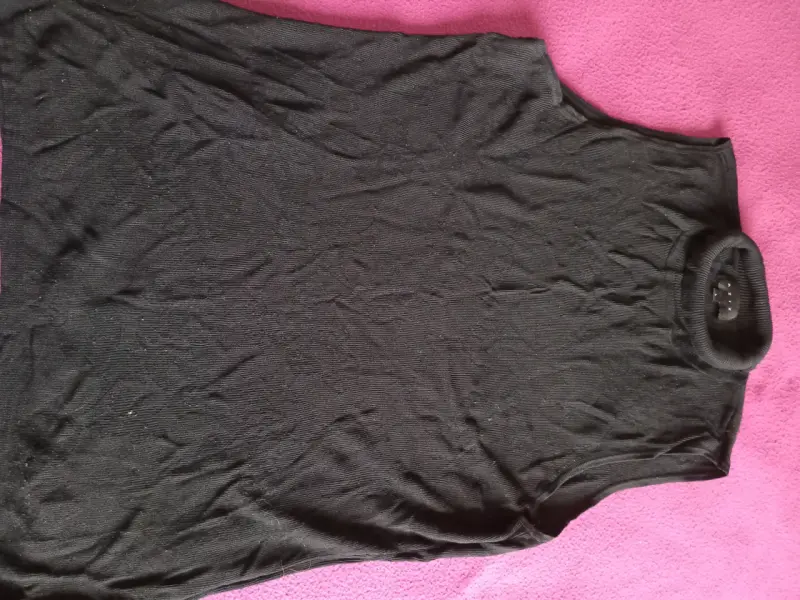 Polera sin mangas negra con cuello alto