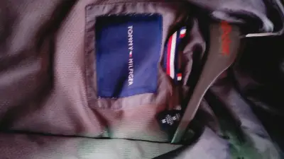 Chaqueta impermeable Tommy Hilfiger gris con capucha - miniatura 1