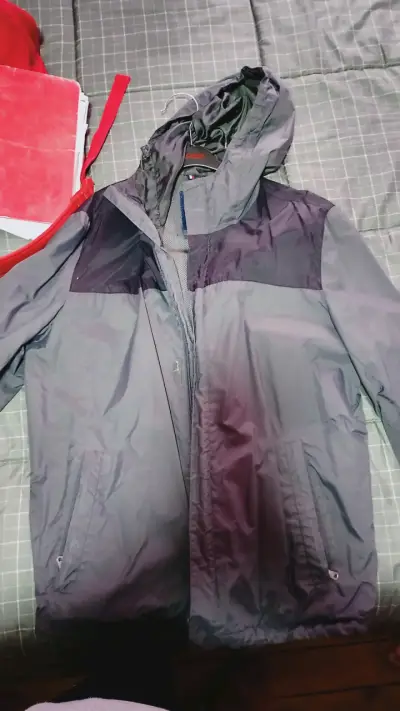 Chaqueta impermeable Tommy Hilfiger gris con capucha - miniatura 2